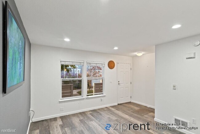 Building Photo - 3 br, 2.5 bath Townhome - 2073 East San An...