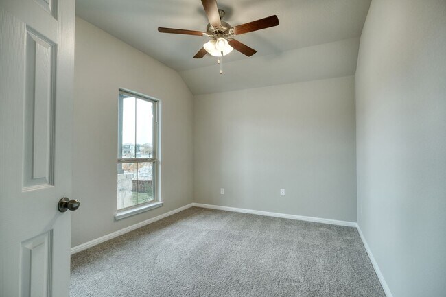 Building Photo - Lovely 3 Bedroom, 2 Bath Home in Quiet Lea...