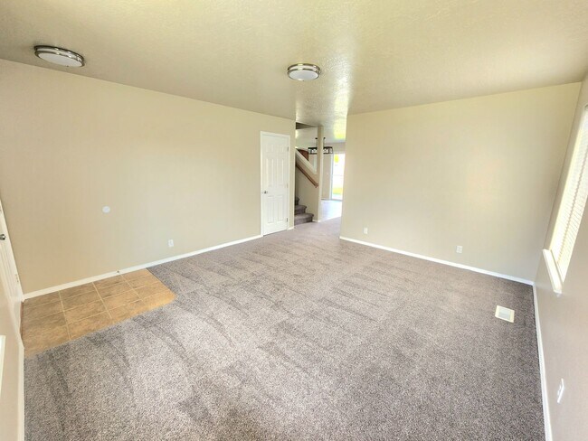 Building Photo - Very clean and newly renovated 4 bdrm, 2.5...