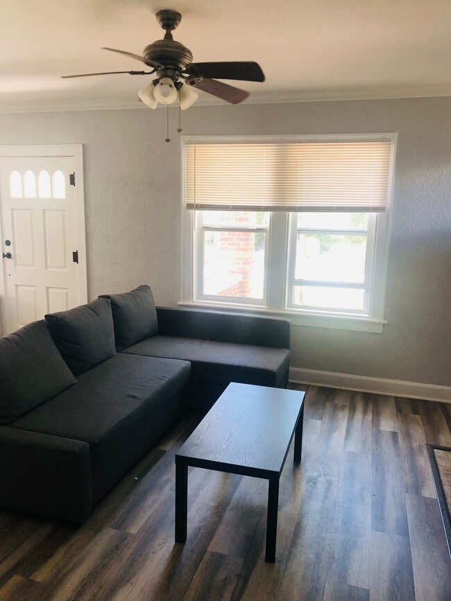 Building Photo - 109 18th Ave S