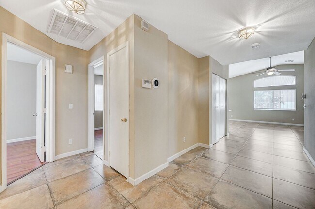Foto del edificio - Rare Single Story Home with hard flooring!