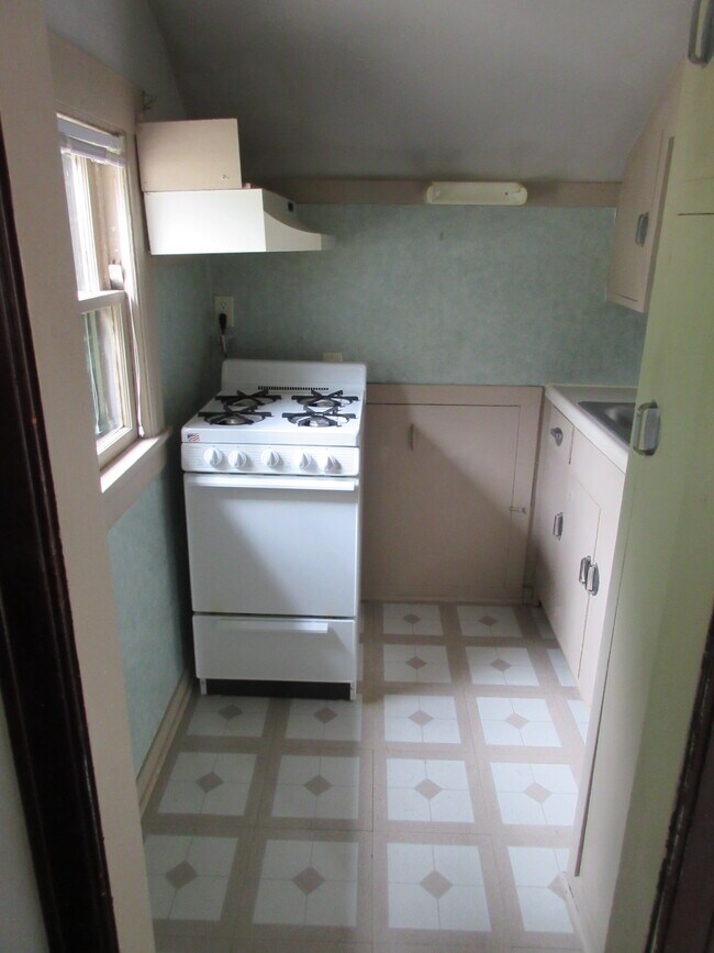 Kitchen - 210 Frame Ave