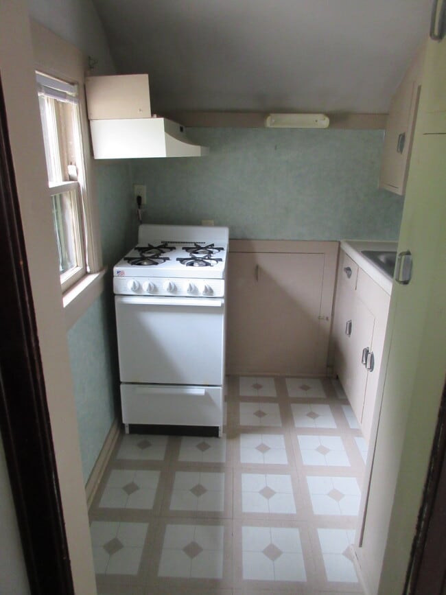 Kitchen - 210 Frame Ave