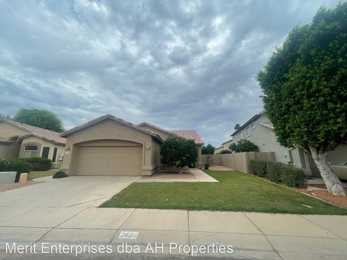 Primary Photo - 3 br, 2 bath House - 2430 W HEMLOCK WAY