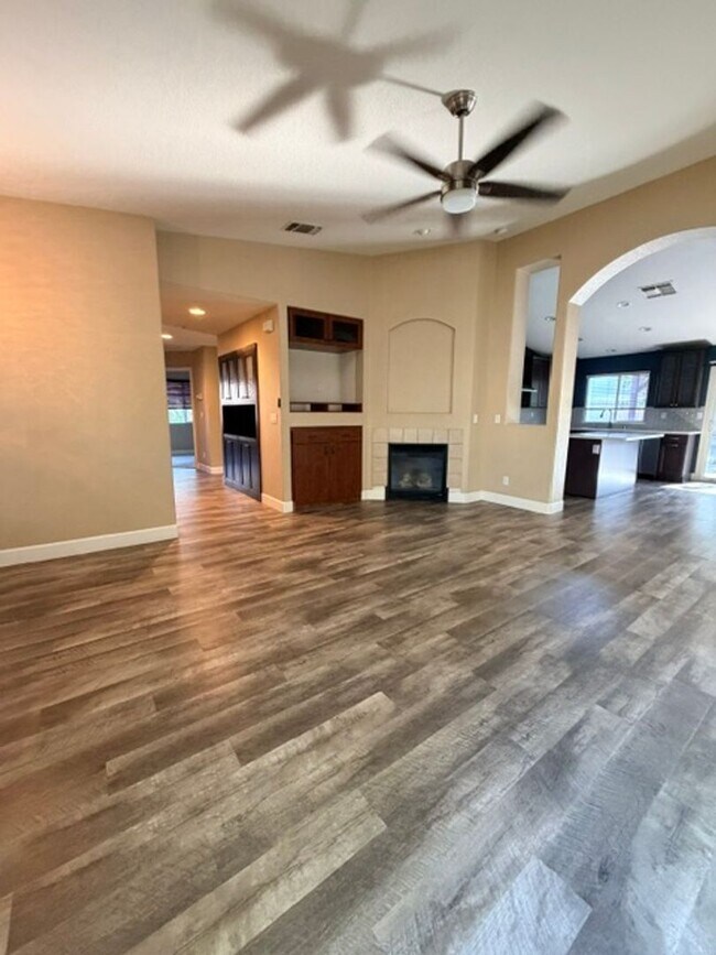 Foto del edificio - Beautifully Remodeled 4 Bedroom, 2 Bath Home in Desirable Elk Grove Neighborhood