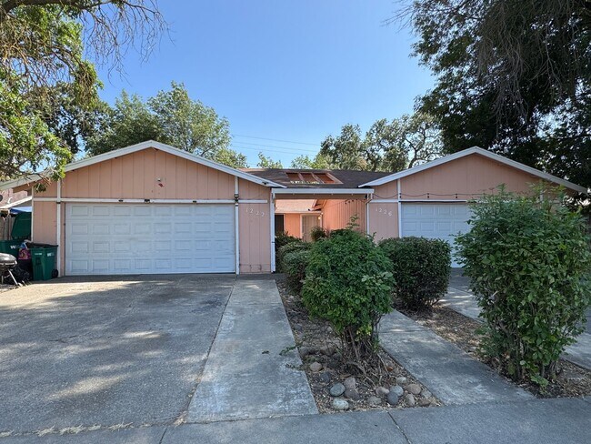 Foto del edificio - Three Bed, Two Bath Duplex With Two Car Ga...