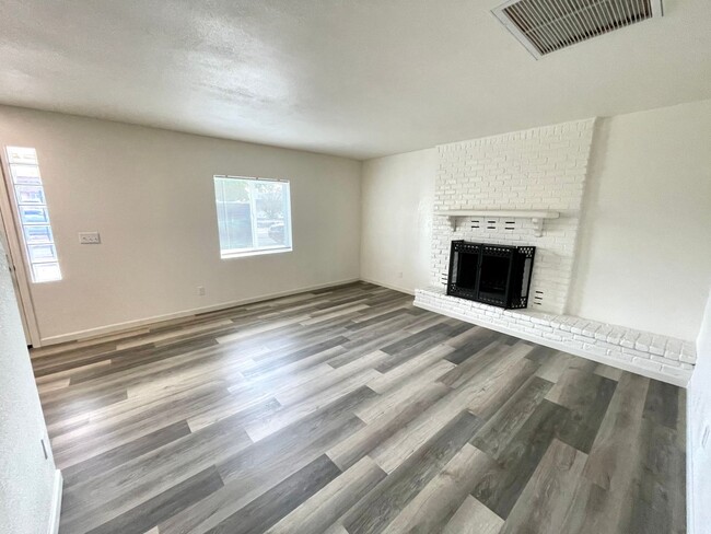 Building Photo - Beautifully Remodeled Large 3 Bedroom 2 Ba...