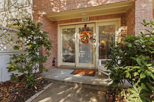 Building Photo - 9428 Colonade Dr
