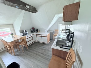 Building Photo - 122 4th St