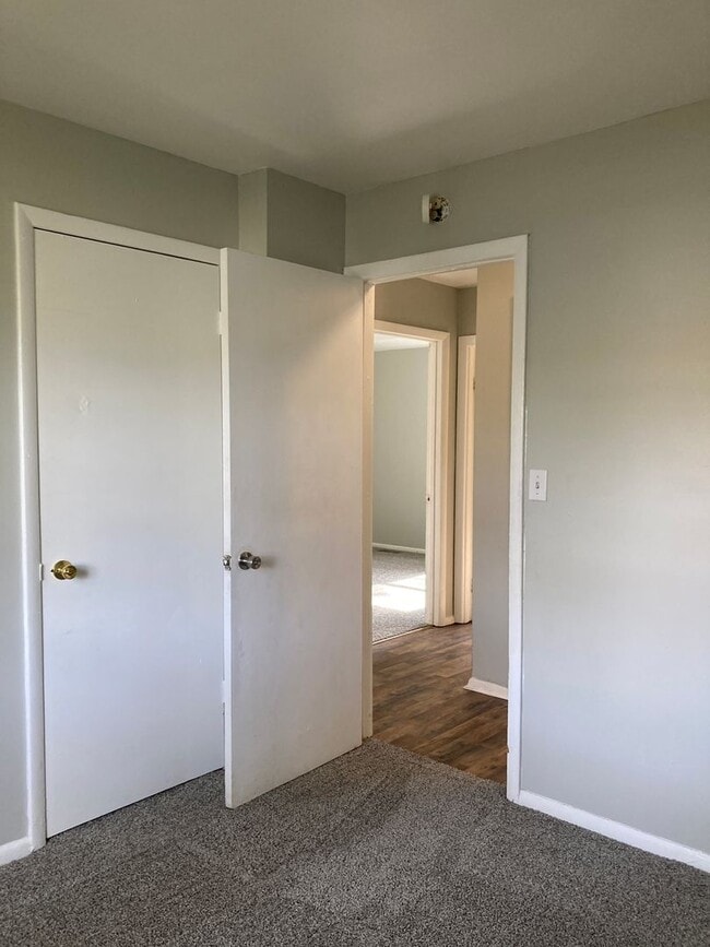 Building Photo - Spacious 3 bedroom, 1 bath home in quiet n...