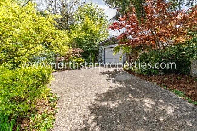 Building Photo - Charming Lake Oswego Ranch