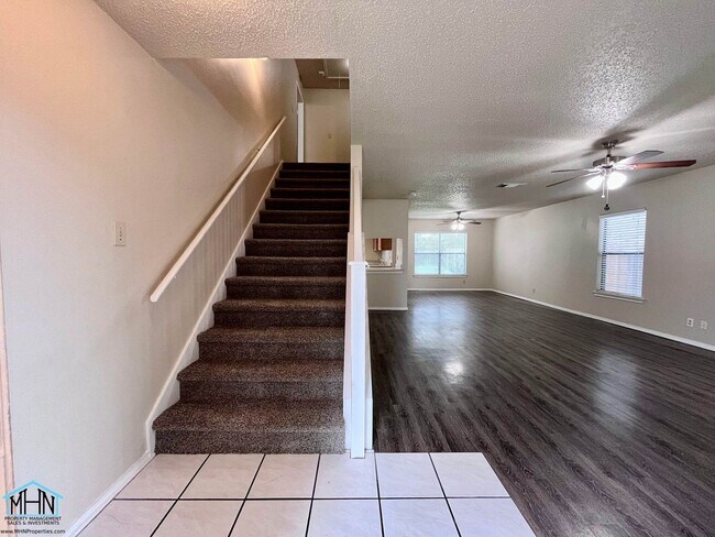Foto del edificio - 8143 Chestnut Manor Dr