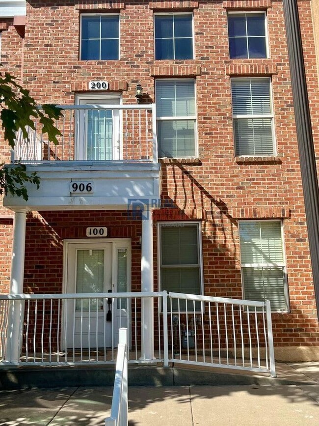 Building Photo - 906 S Weber St