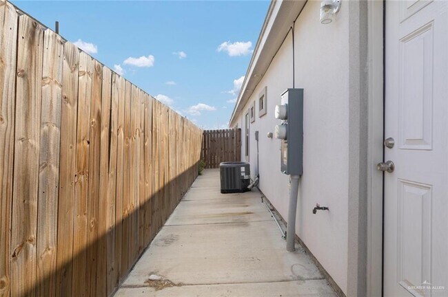 Building Photo - 5709 Sandpiper Ave