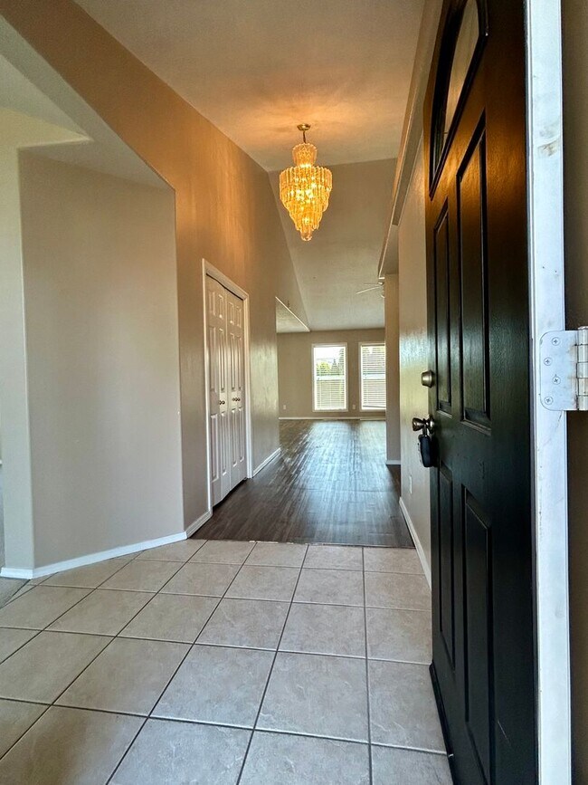 Building Photo - Single Level- Three Bedroom Home