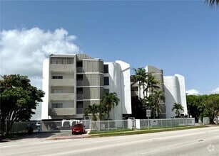 Building Photo - 2000 Biarritz Dr