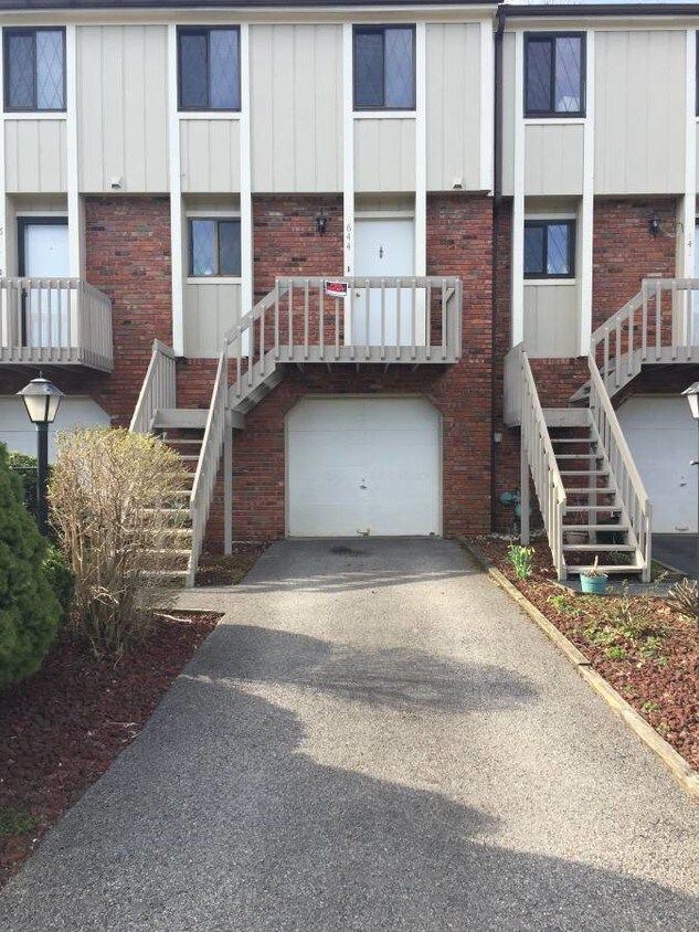 644 Sunset Cir, Cranberry Township, PA 16066 Townhome Rentals in