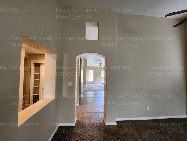 Building Photo - Charming 4 bedrooms 2 baths.