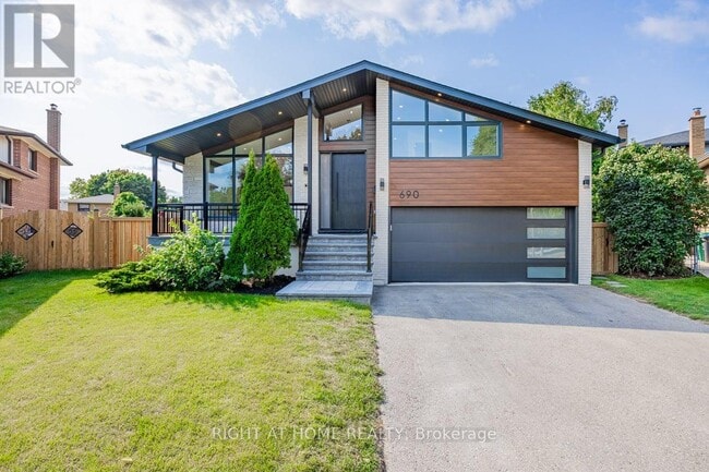Building Photo - 690 Hillman Crescent