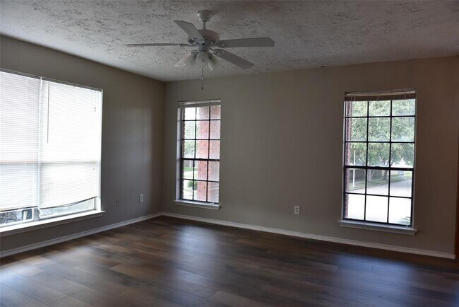 Foto del edificio - Glenmeadow Drive, Stafford, TX 77477 - 4 BR 2.5 BA single-family home