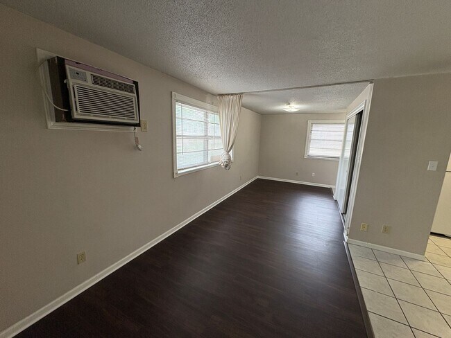 Foto del edificio - Affordable Apartment 1/2 Block from Campus!