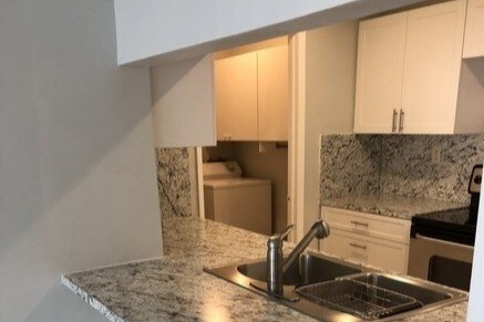 Kitchen - 410 W Park Dr