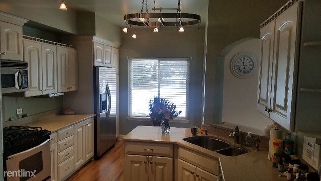Building Photo - 2065 College Green Dr