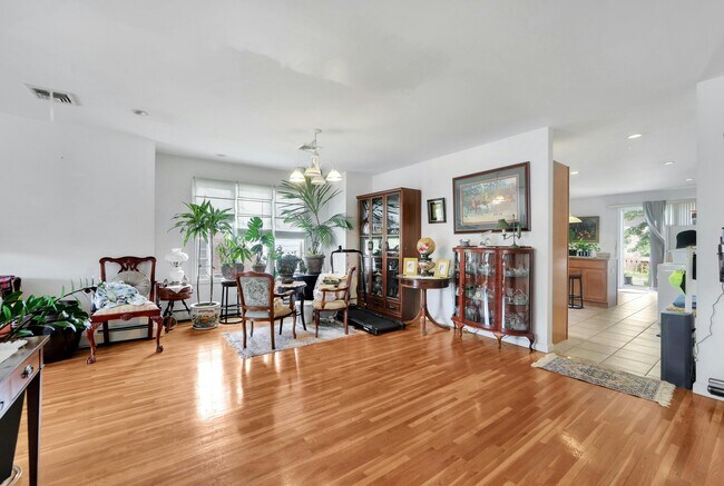 Building Photo - 467 3rd St