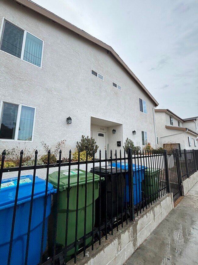 Foto del edificio - 7710 S Hoover St