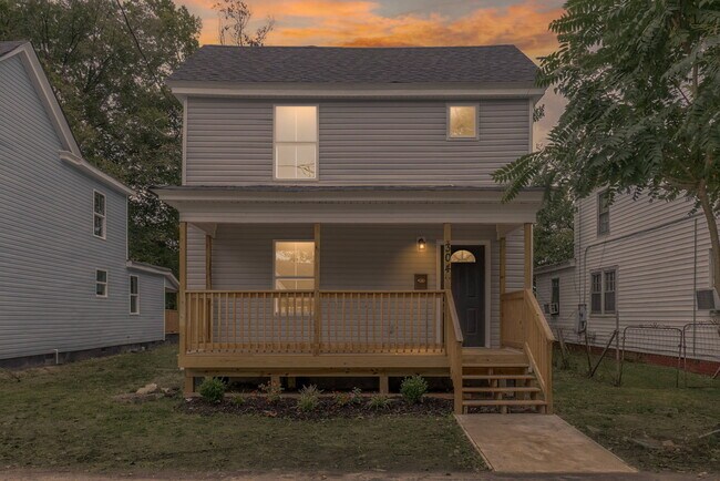 Building Photo - 304 Eugenia St