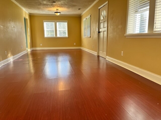 El interior ha sido pintado y se ha retirado este suelo. - 4716 McCahill Rd