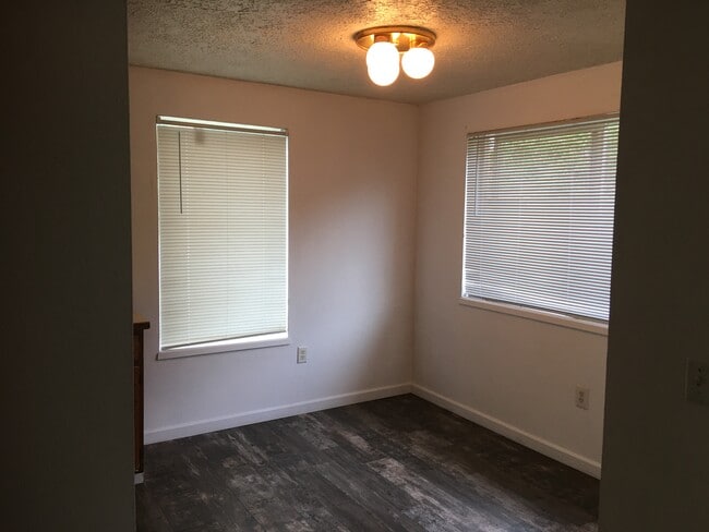 Building Photo - 5588 River Rd N