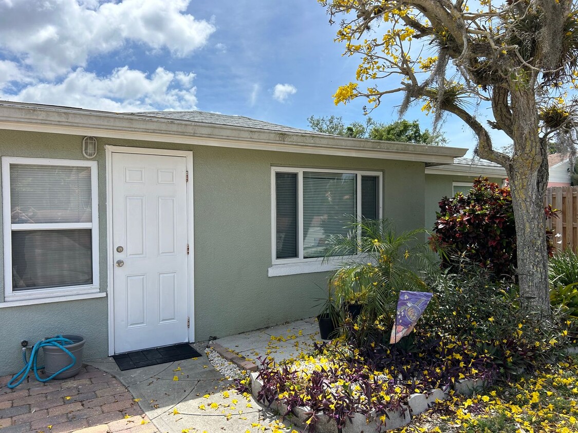 Primary Photo - Duplex on Colonia