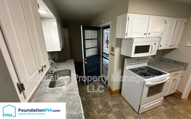 Building Photo - 1633 Estate Dr