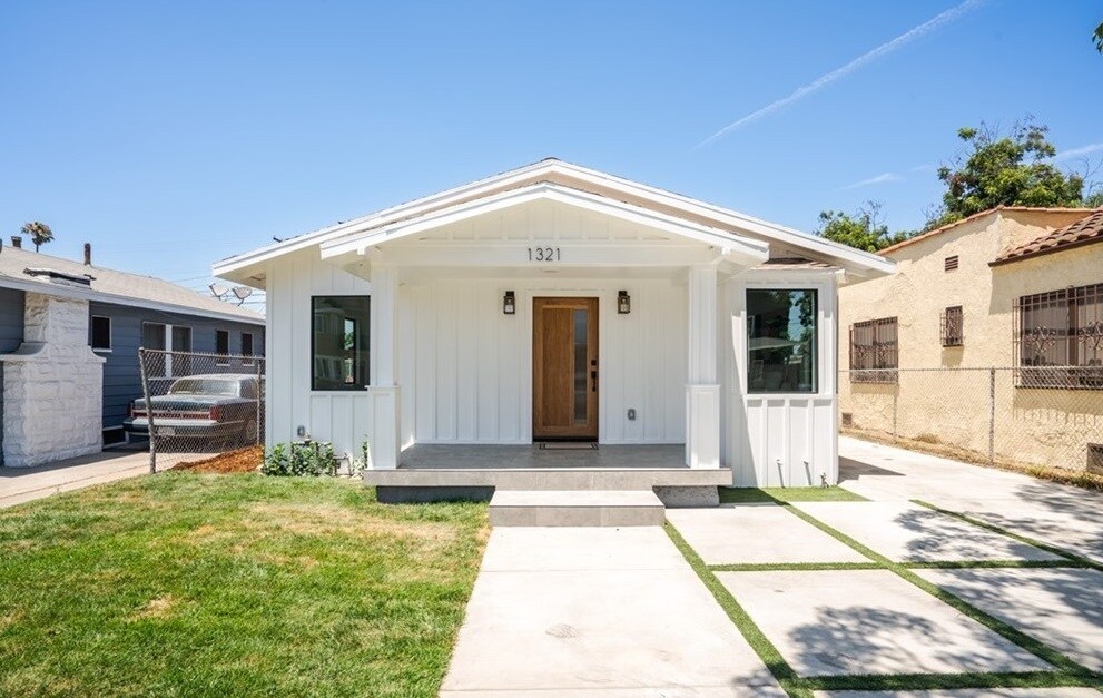 Primary Photo - 1321 W 65th Pl