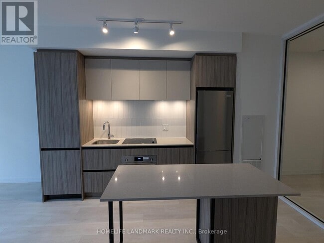 Photo du bâtiment - 8 Beverley Glen Blvd