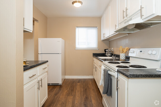 1BR, 1BA - 600SF - Kitchen - Ella 1711