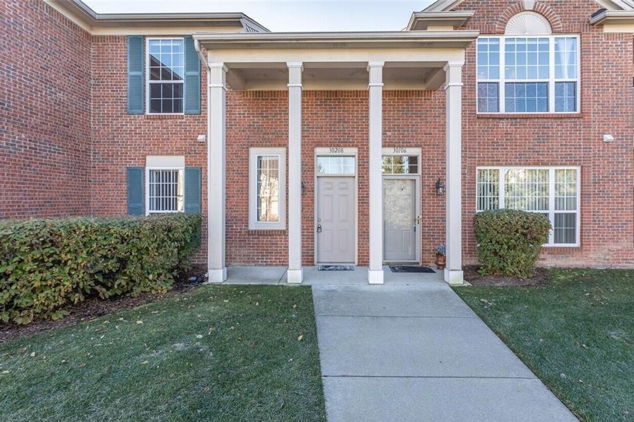 Foto principal - GORGEOUS COMMERCE TOWNSHIP 2 BED/2 BATH MO...