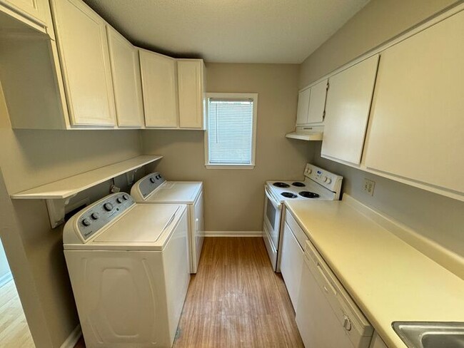 Building Photo - Adorable 2 Bedroom Condo Near UNC!