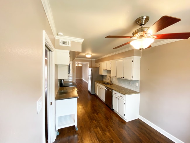 Building Photo - 6375 Ivanhoe Ln