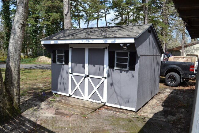 Building Photo - 6531 Lake Dr