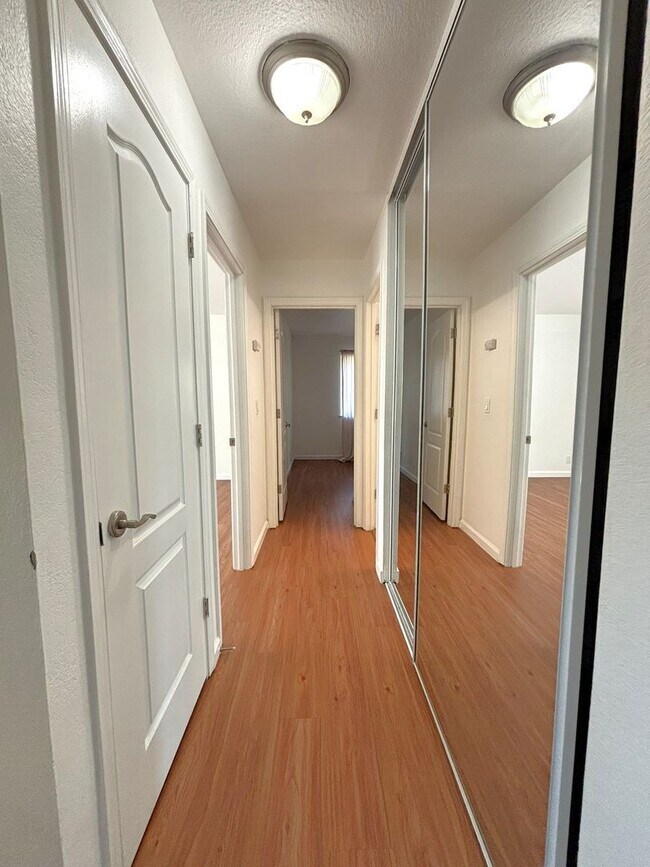 Building Photo - 2 Bed 1 Bath Condo for lease in Fremont!