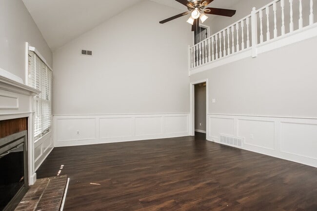Foto del edificio - 8159 Creekside Cir N