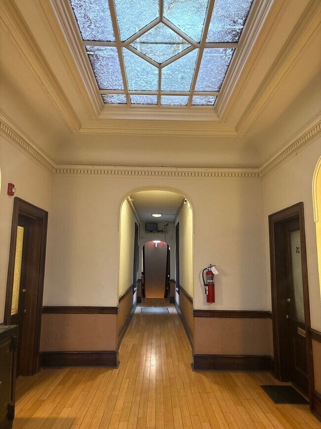 Foto del edificio - Modern Spacious Studio Apartment in the Rosenmiller Building in Downtown York City!