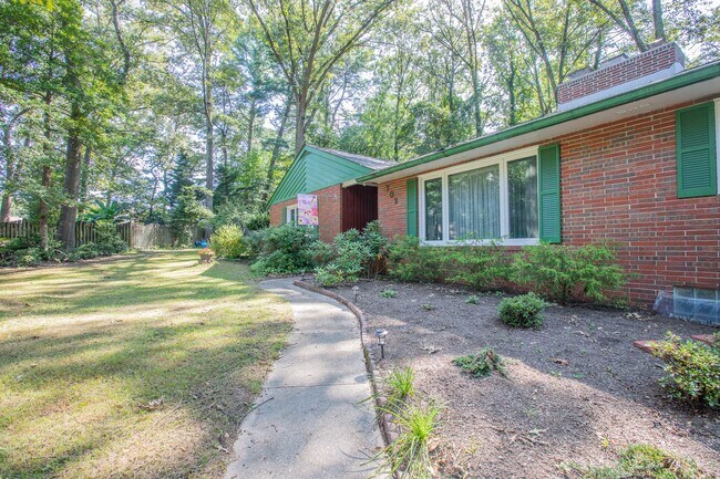 Foto del edificio - Charming 3 BR/2.5 BA Single-Family Home in...
