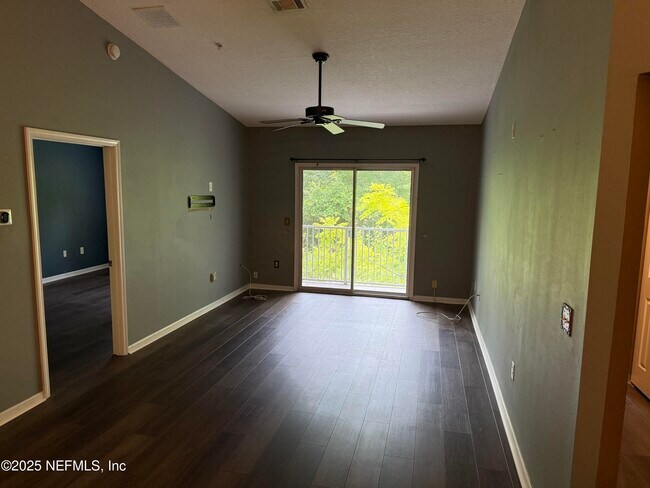 Foto del edificio - 7920 Merrill Rd