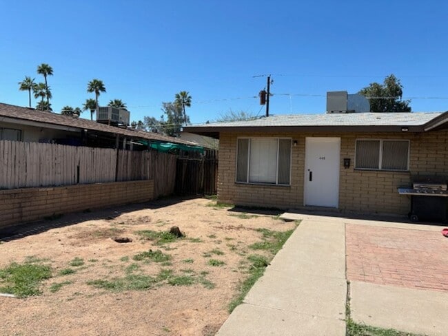 Building Photo - 2 BEDROOM 1 BATH MESA TRIPLEX HOME