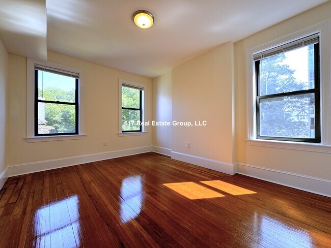 Building Photo - 881 Massachusetts Ave