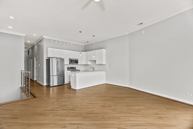 Building Photo - 2625 W Chicago Ave