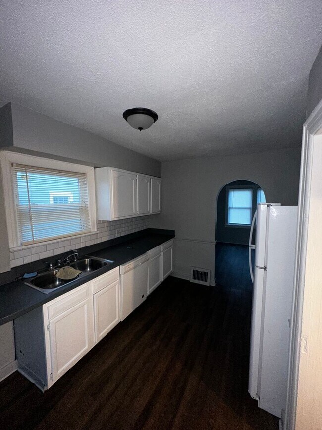 Building Photo - Charming 3/4 bedroom home ready to lease!